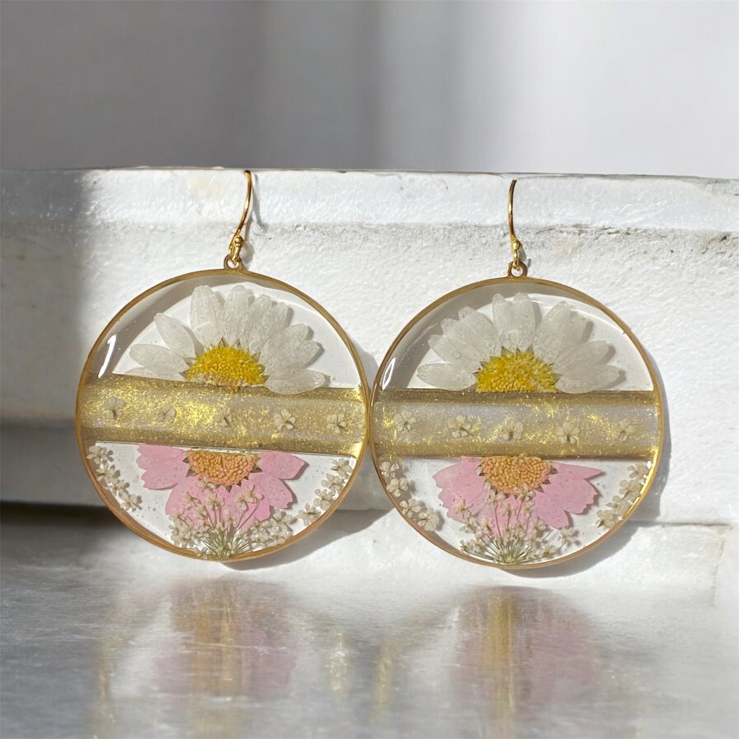 Split Daisies with Queen Anne’s Lace and Gold Mica Powder