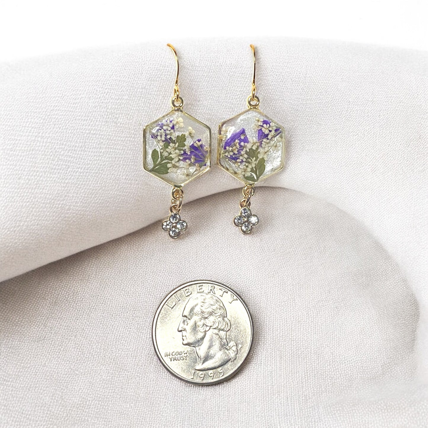 Opal-/White Colored Mica Powder with Purple Wild Flowers, Fern and Queen Anne’s Lace