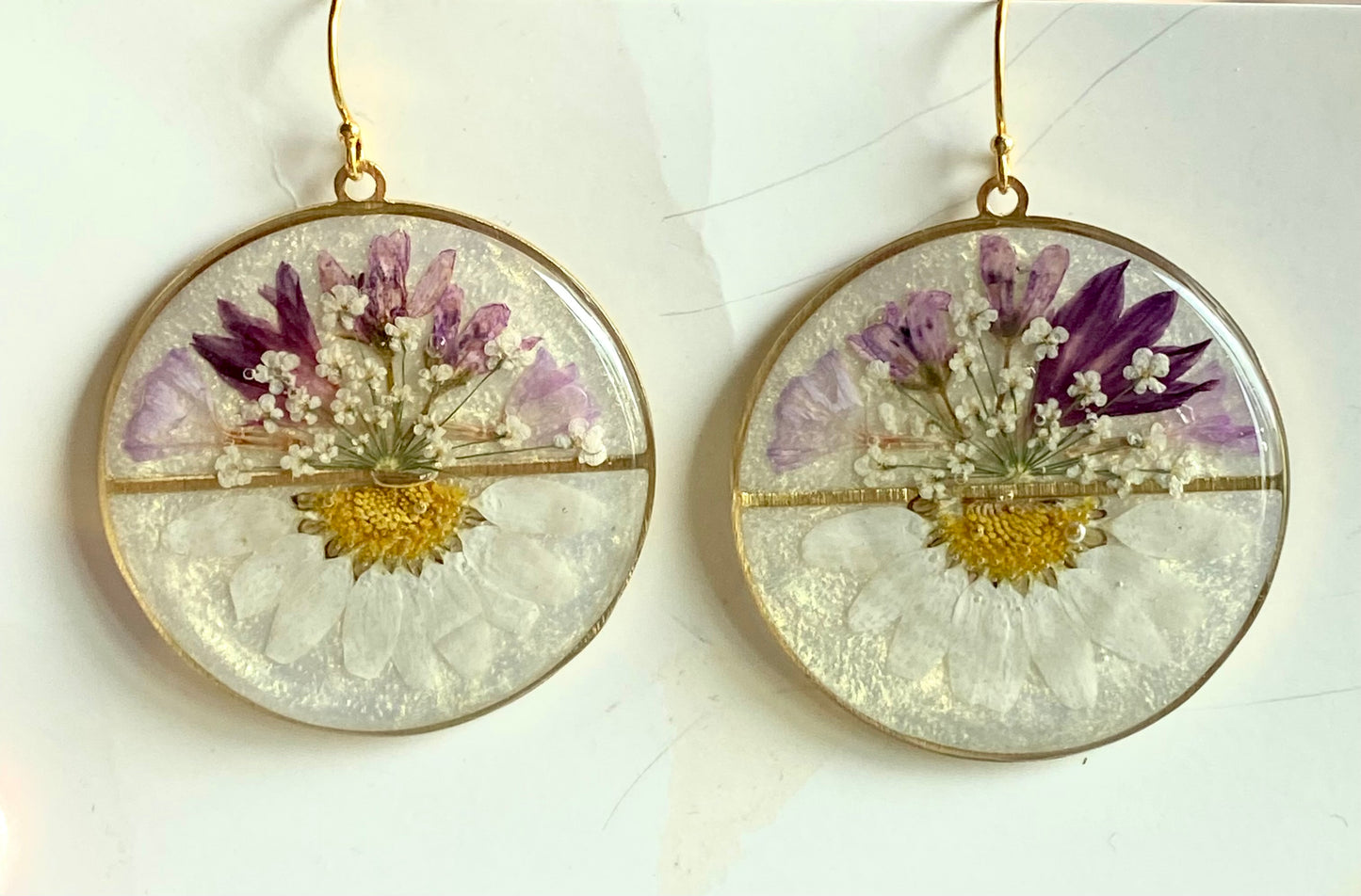 Opal White Mica Powder with Queen Anne’s Lace, Split Daisy and Purple Wild Flowers