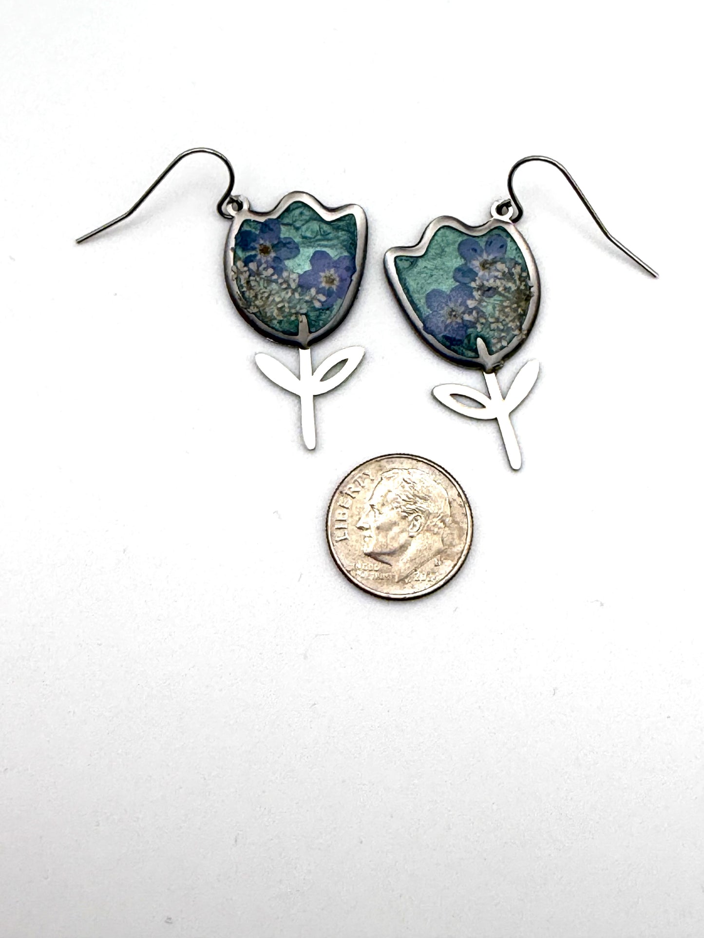 Teal Colored Mica Powder with Forget-Me-Nots and Queen Anne’s Lace