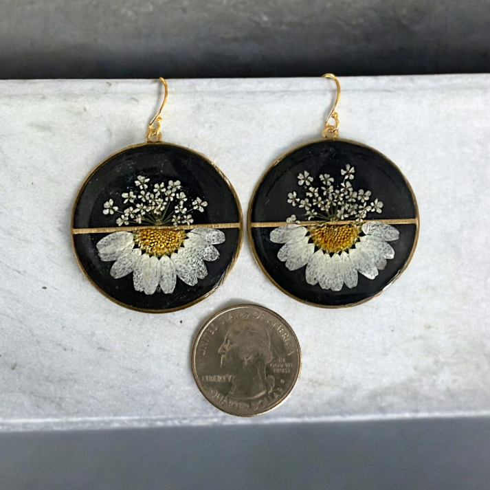 Split Daisy with Queen Anne’s Lace and Black Mica Powder