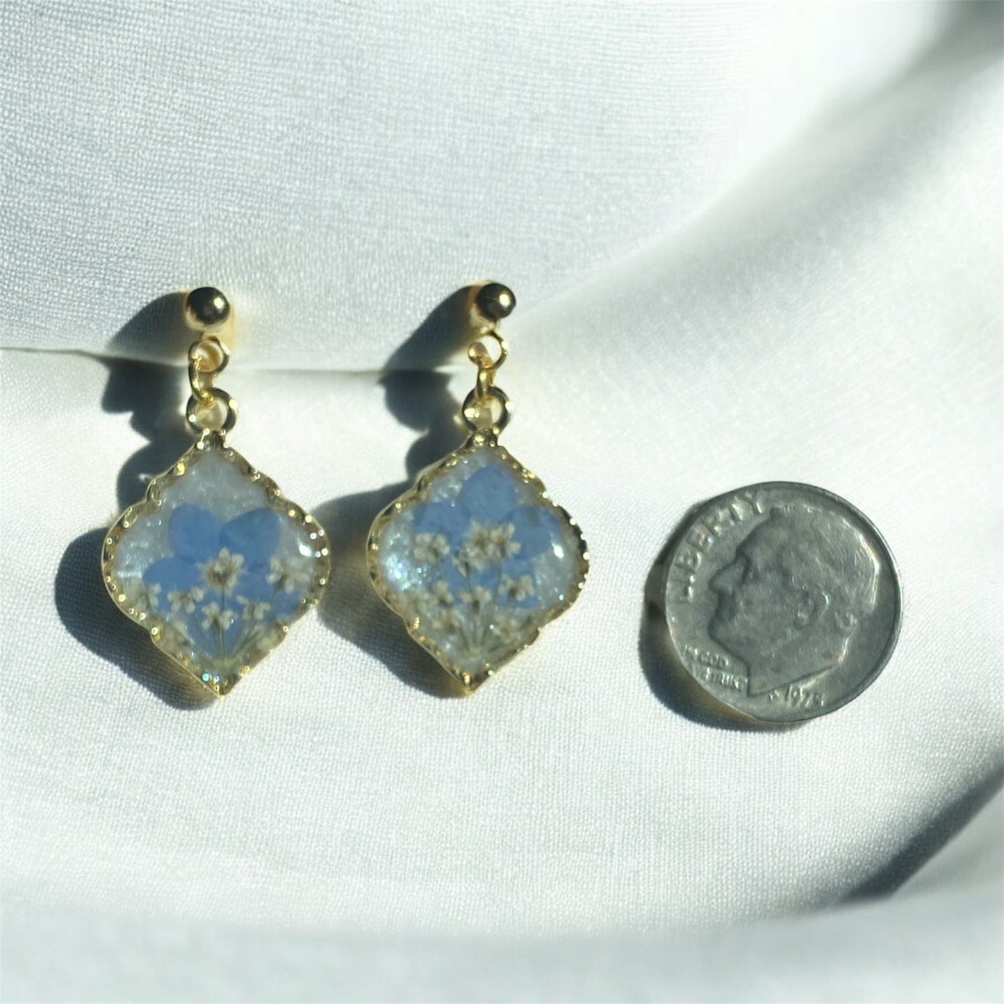 Opal Mica Powder with Queen Anne’s Lace and Blue Forget-Me-Nots