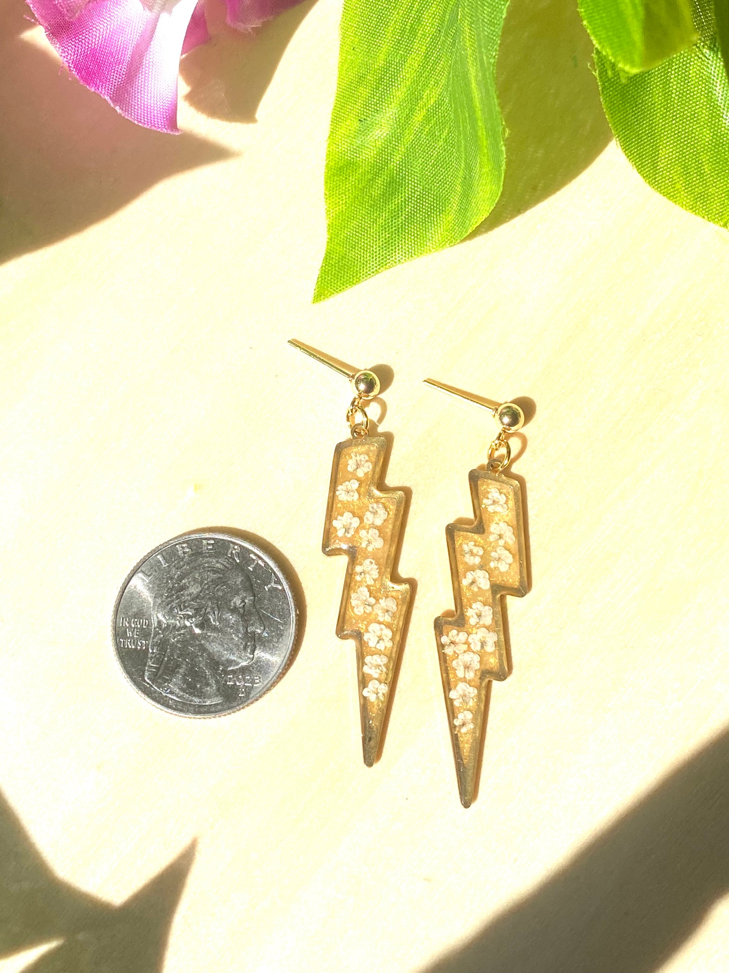 Gold Mica Powder in Lightening Blot Bezels with Pieces of Queen Anne’s Lace