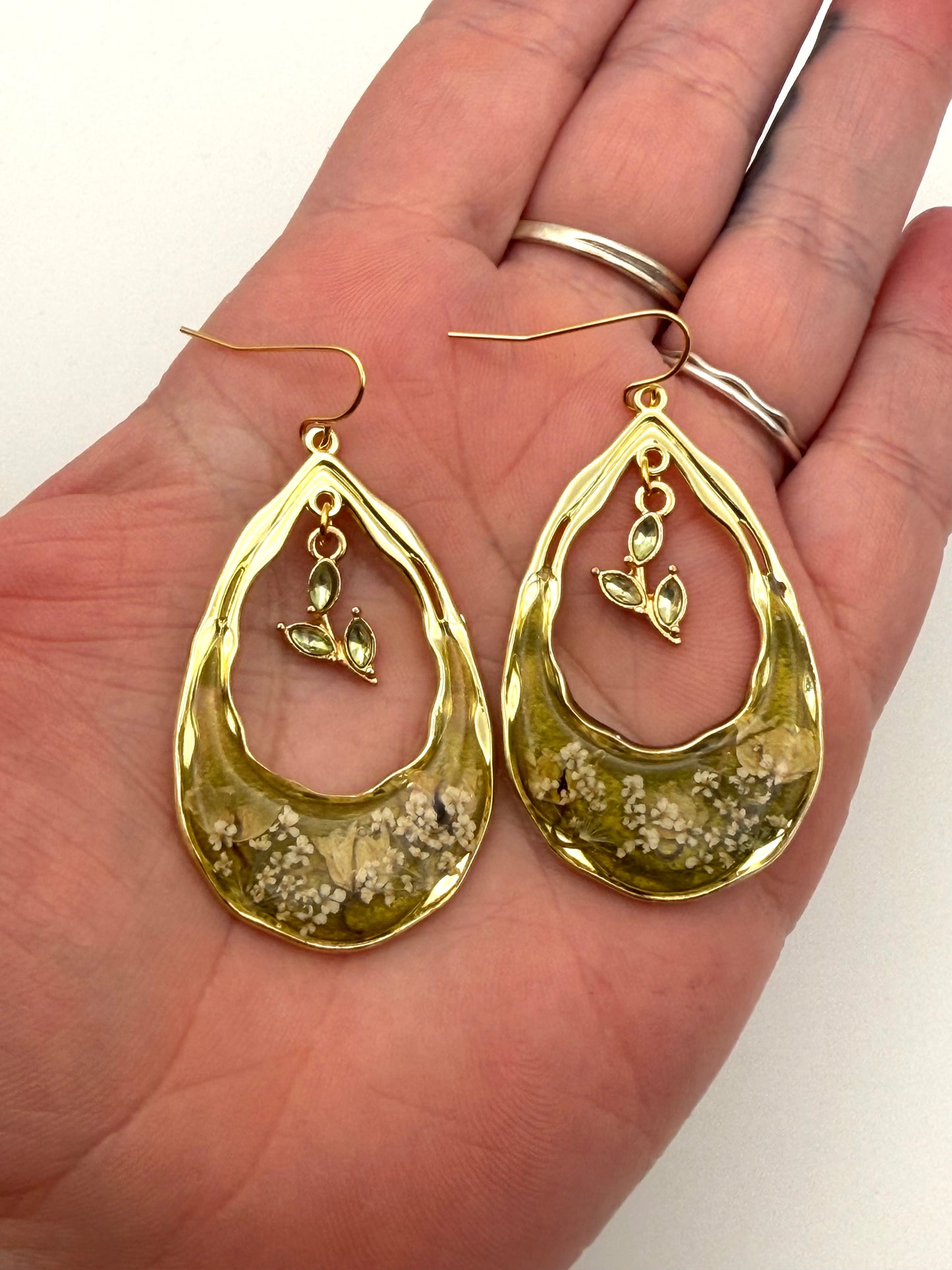Green Mica Powder with Lily of the Valley and Queen Anne’s Lace with a Green and Gold Leaf Charm