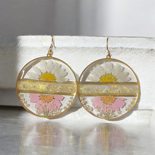 Split Daisies with Queen Anne’s Lace and Gold Mica Powder
