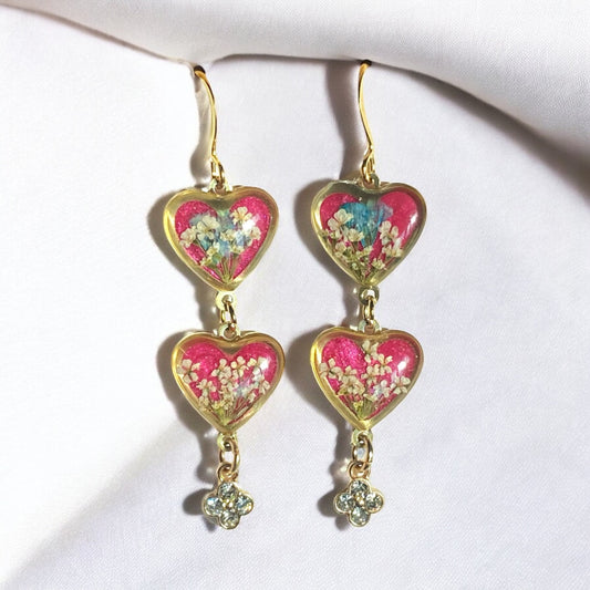 Hot Pink Colored Mica Powder with Queen Anne’s Lace, Blue Baby’s Breath and a Rhinestone Charm