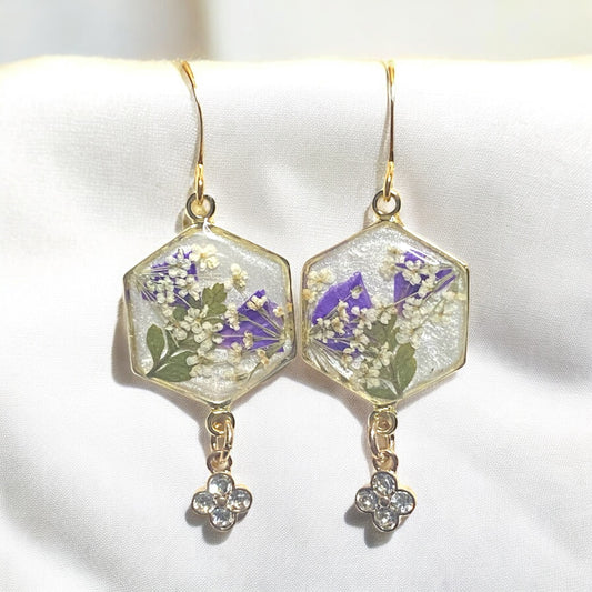 Opal-/White Colored Mica Powder with Purple Wild Flowers, Fern and Queen Anne’s Lace