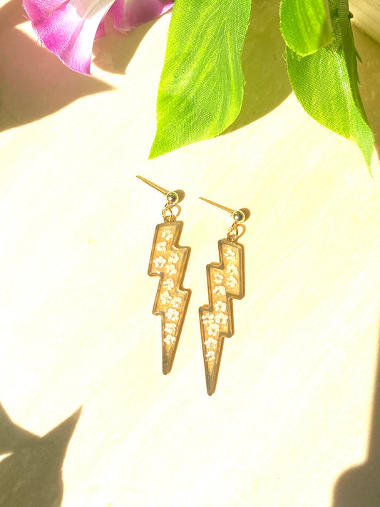 Gold Mica Powder in Lightening Blot Bezels with Pieces of Queen Anne’s Lace