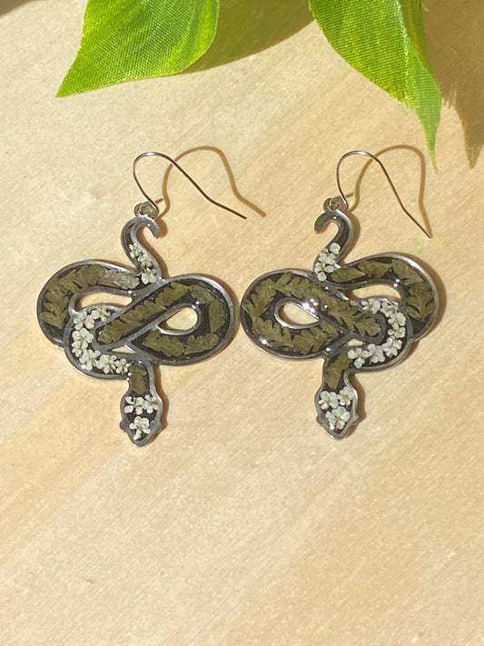 Black Mica Powder filled inside a Snake bezel with pieces of White Queen Anne’s Lace and Fern