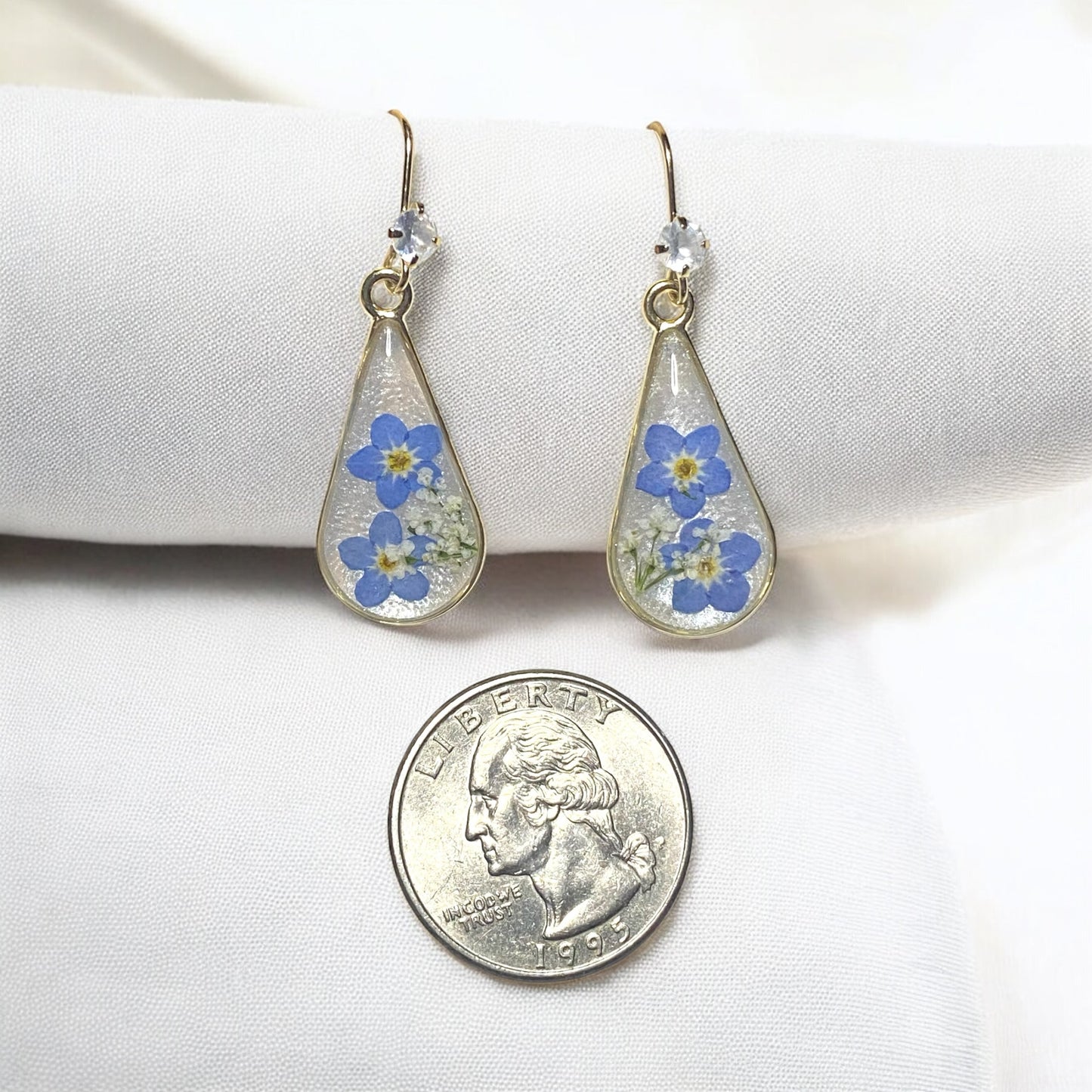 Opal/White Colored Mica Powder with Blue Forget-Me-Nots and Queen Anne’s Lace