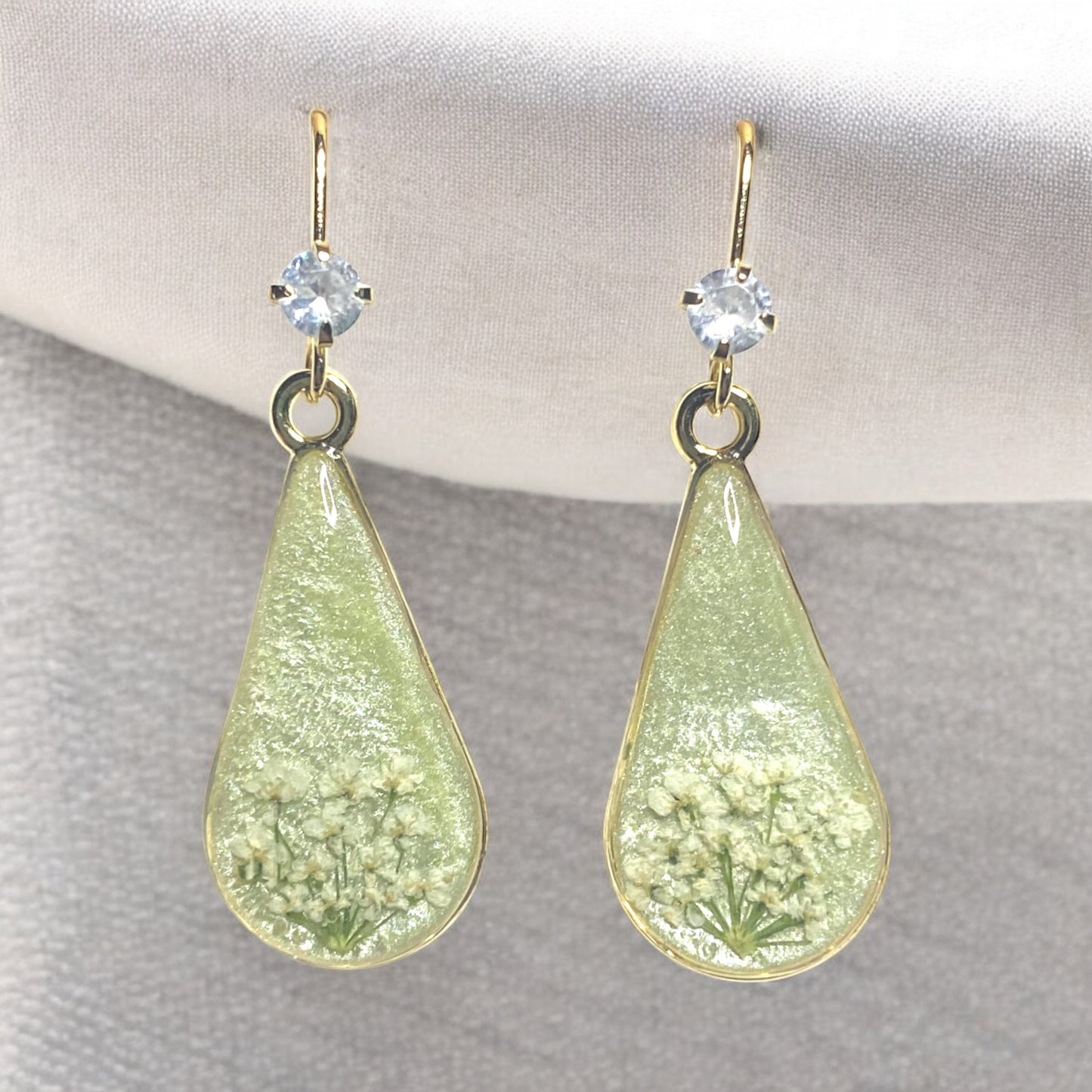 Light Green Colored Mica Powder with Queen Anne’s Lace
