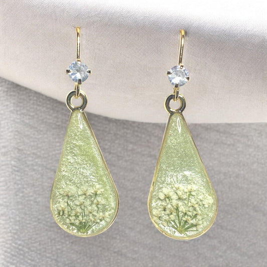 Light Green Colored Mica Powder with Queen Anne’s Lace