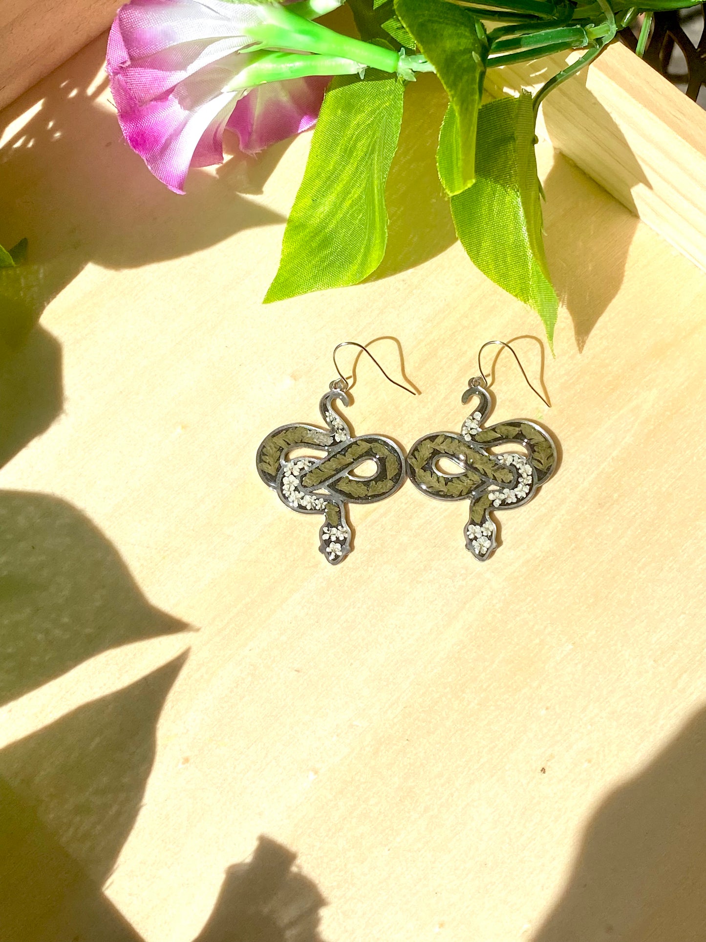 Black Mica Powder filled inside a Snake bezel with pieces of White Queen Anne’s Lace and Fern