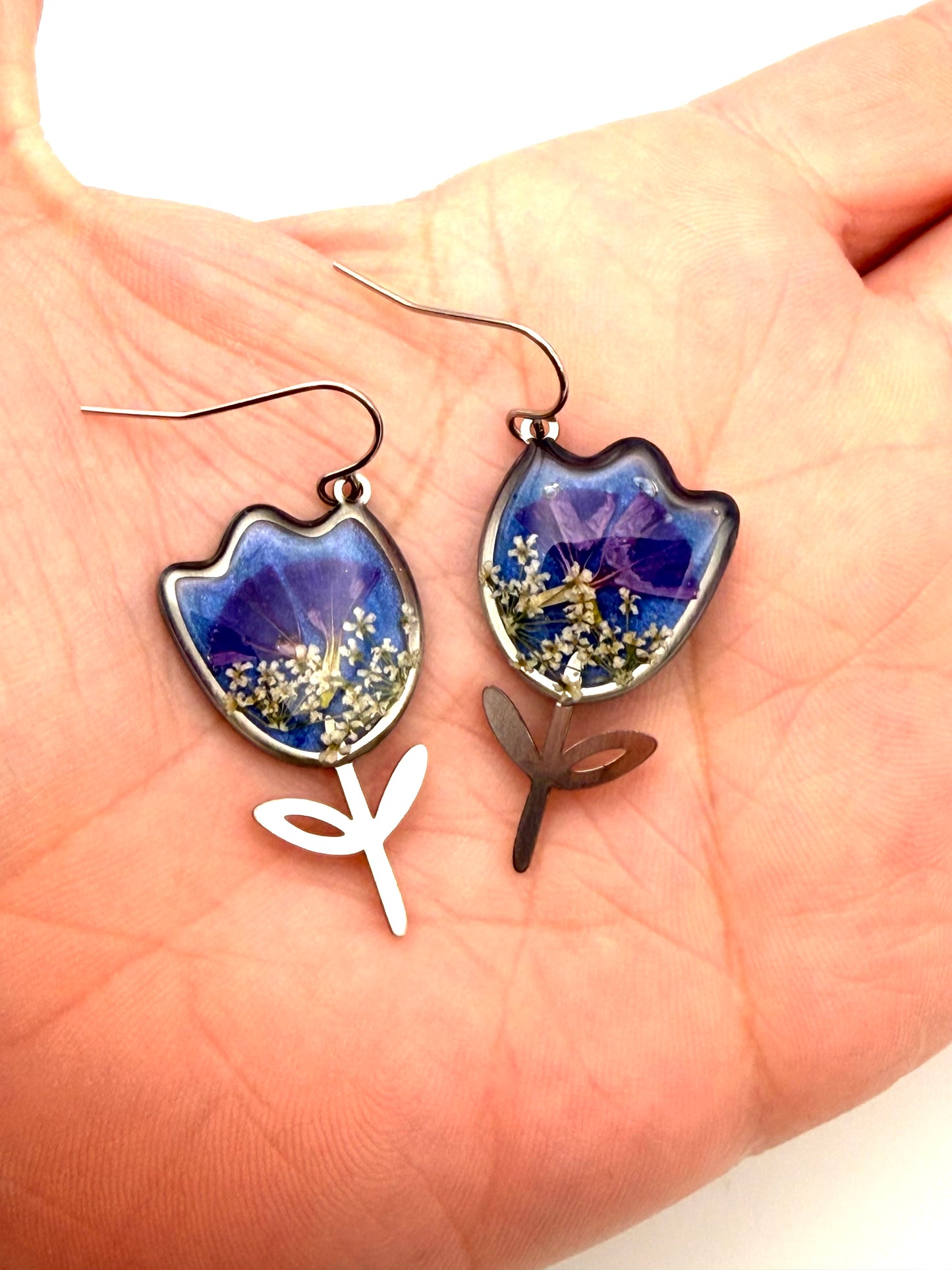 Blue Colored Mica Powder with Purple Lattice Flower and Queen Anne’s Lace