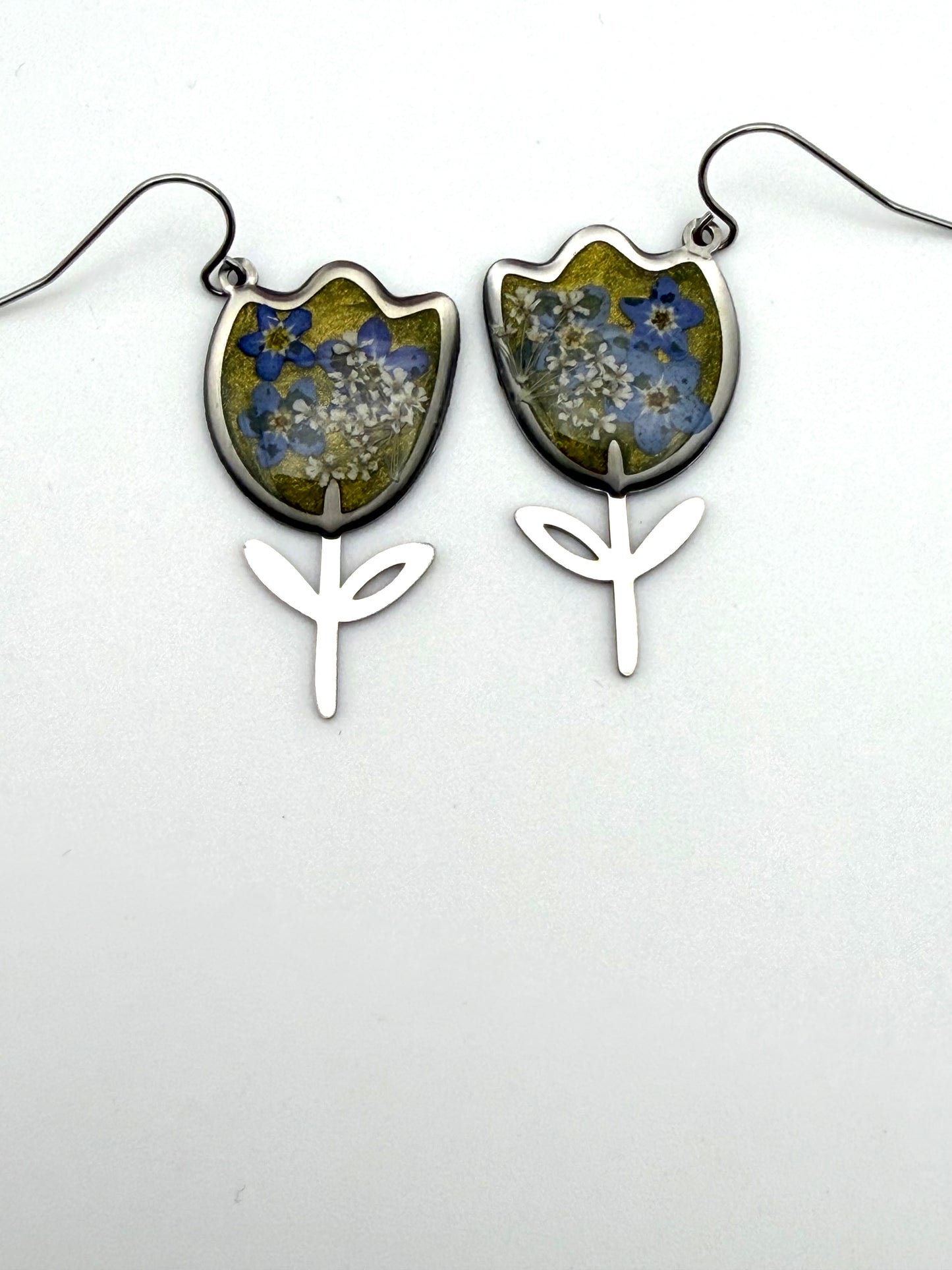 Green Colored Mica Powder with Forget-Me-Nots and Pieces of Queen Anne’s Lace