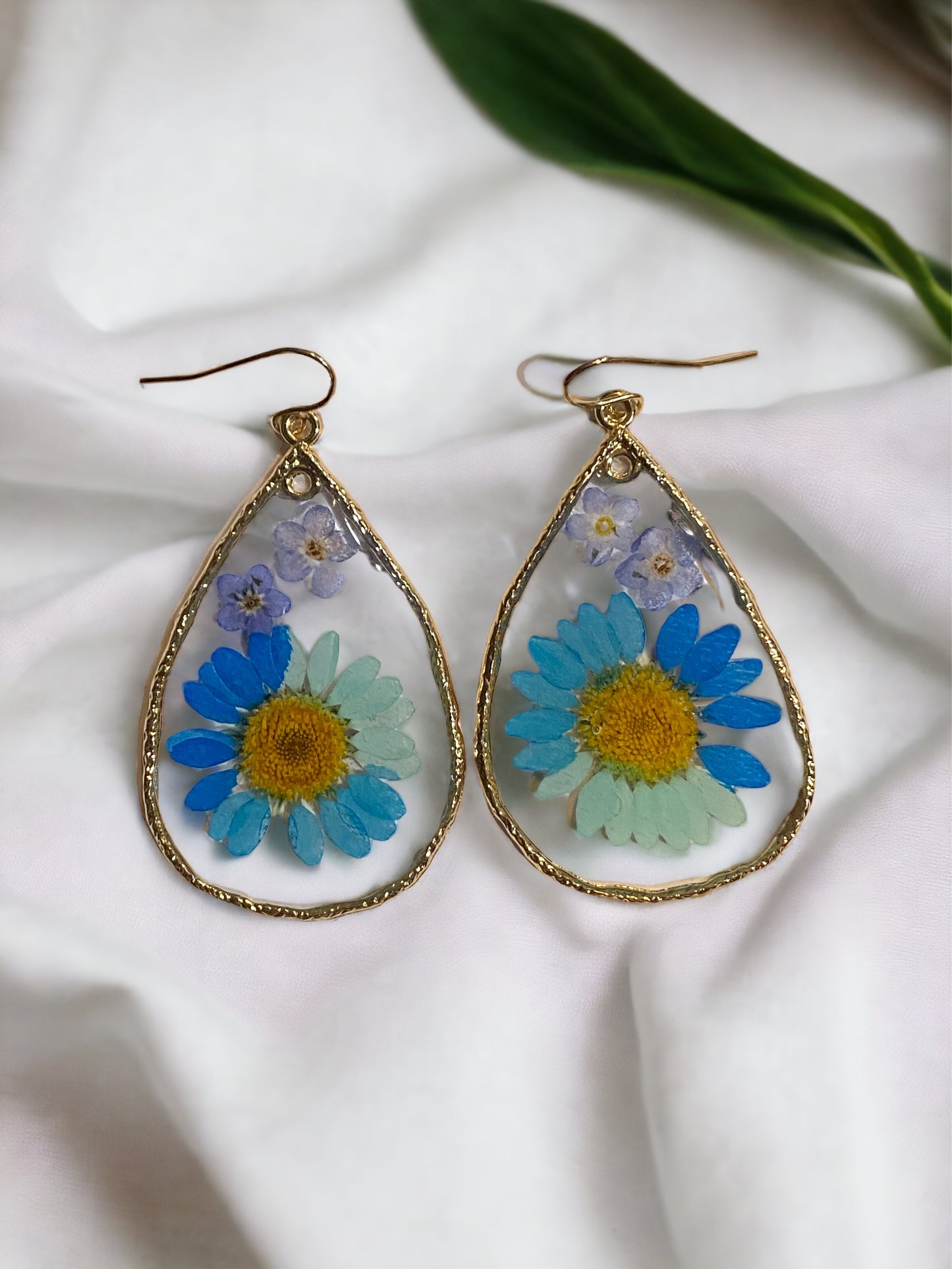 Blue Daisies with Blue Forget-Me-Not flower Earrings