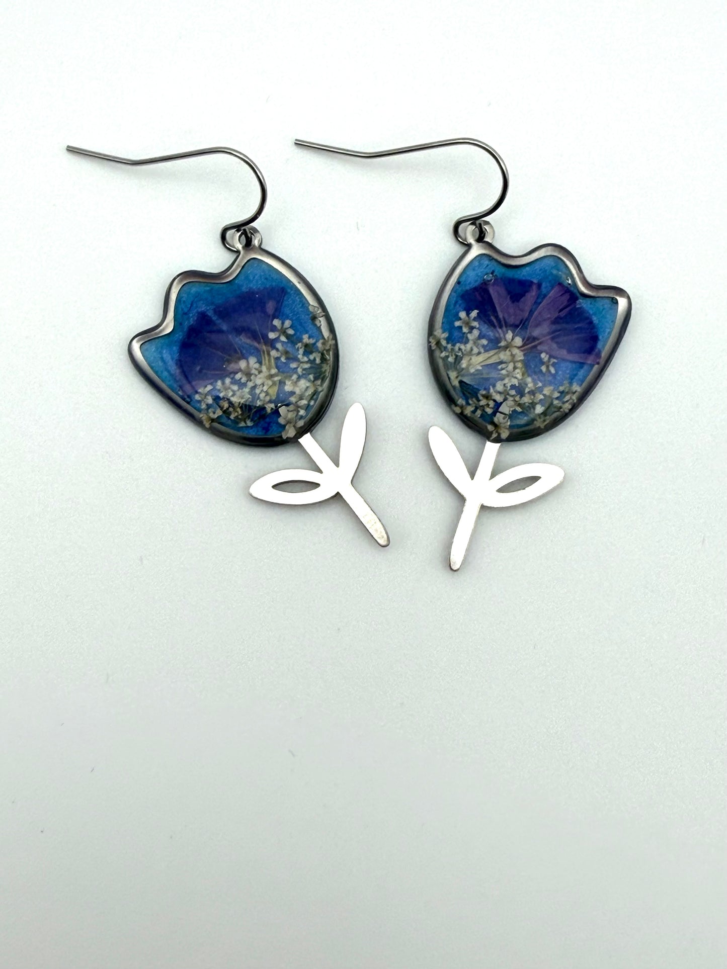 Blue Colored Mica Powder with Purple Lattice Flower and Queen Anne’s Lace