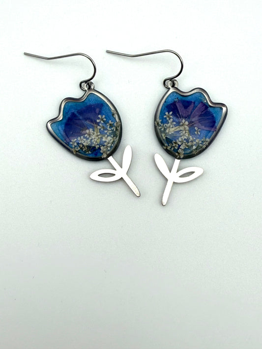 Blue Colored Mica Powder with Purple Lattice Flower and Queen Anne’s Lace