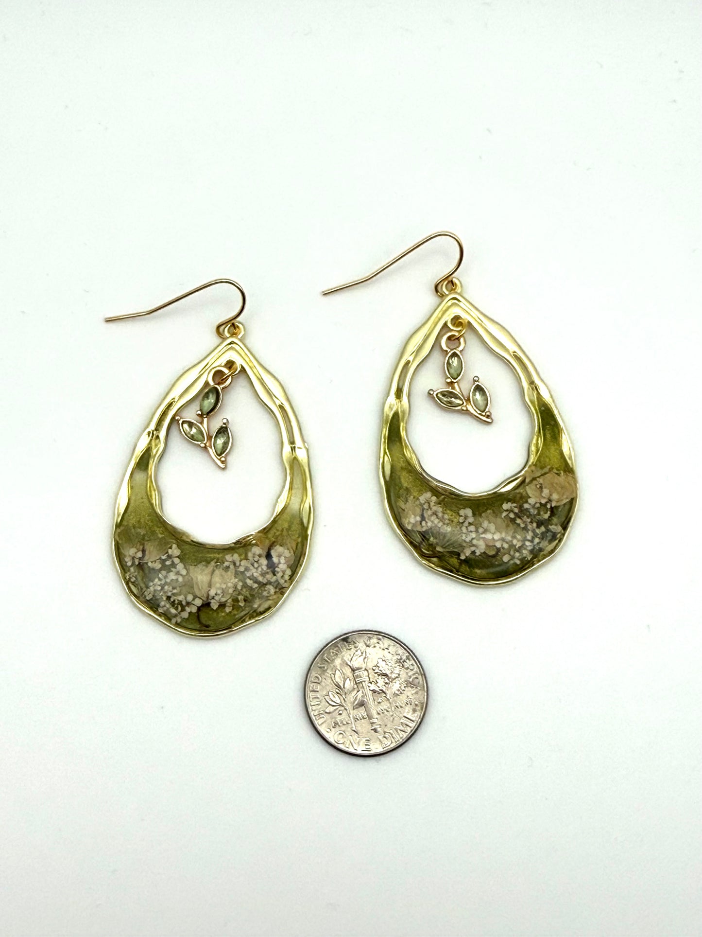 Green Mica Powder with Lily of the Valley and Queen Anne’s Lace with a Green and Gold Leaf Charm