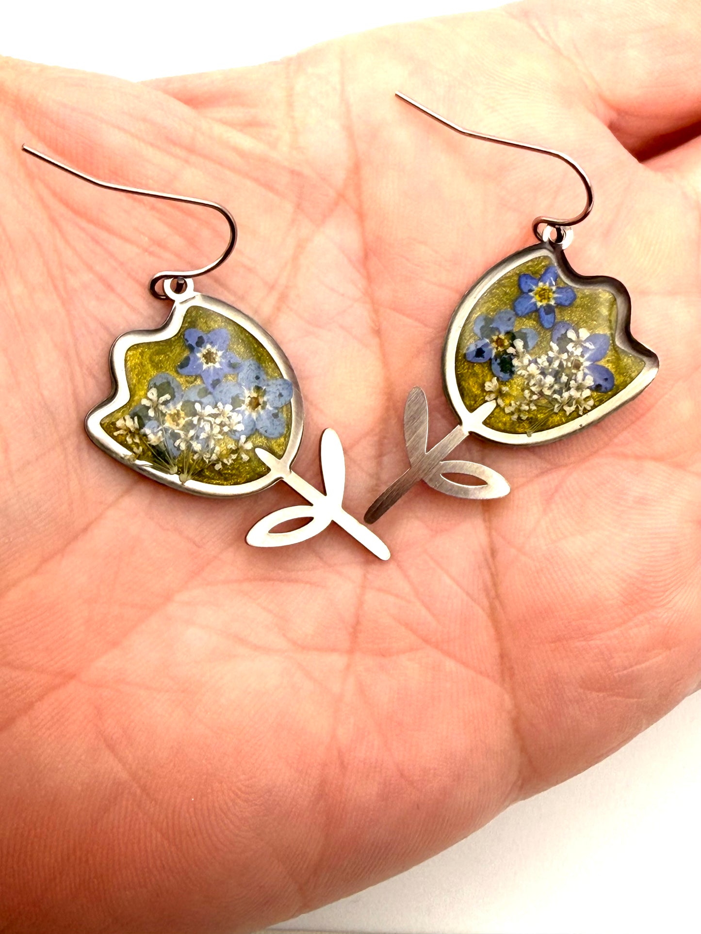 Green Colored Mica Powder with Forget-Me-Nots and Pieces of Queen Anne’s Lace