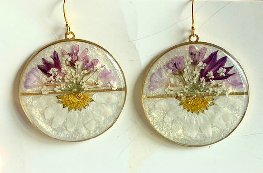 Opal White Mica Powder with Queen Anne’s Lace, Split Daisy and Purple Wild Flowers