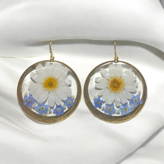 White Daisies and Blue Forget-Me-Nots with pieces of Queen Anne’s Lace