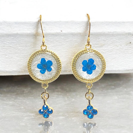 Opal-/White Colored Mica Powder with Blue Plum Blossoms and a Blue Rhinestone Charm