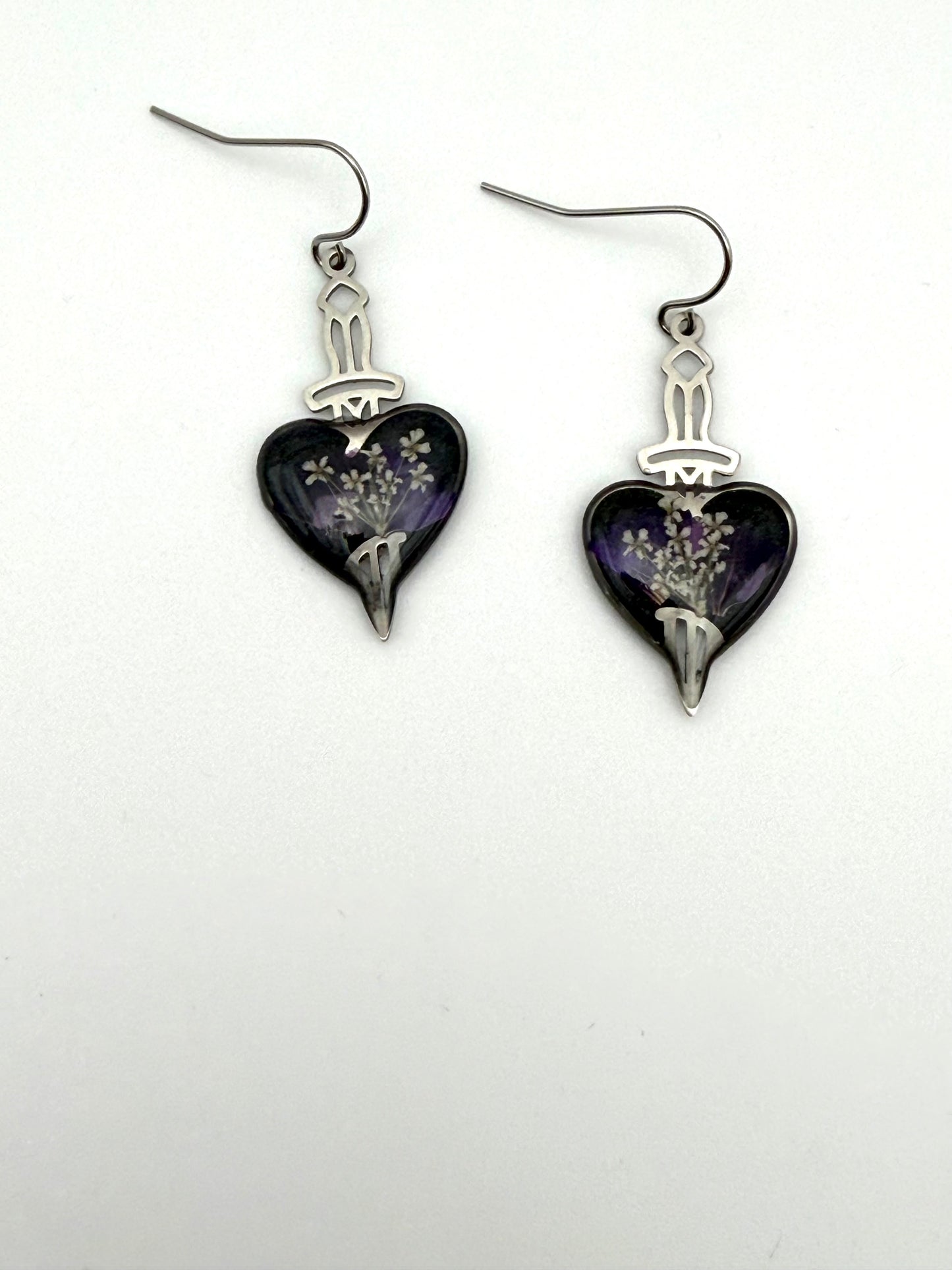 Black Colored Mica Powder with Purple Lattice Flower and Queen Anne’s Lace