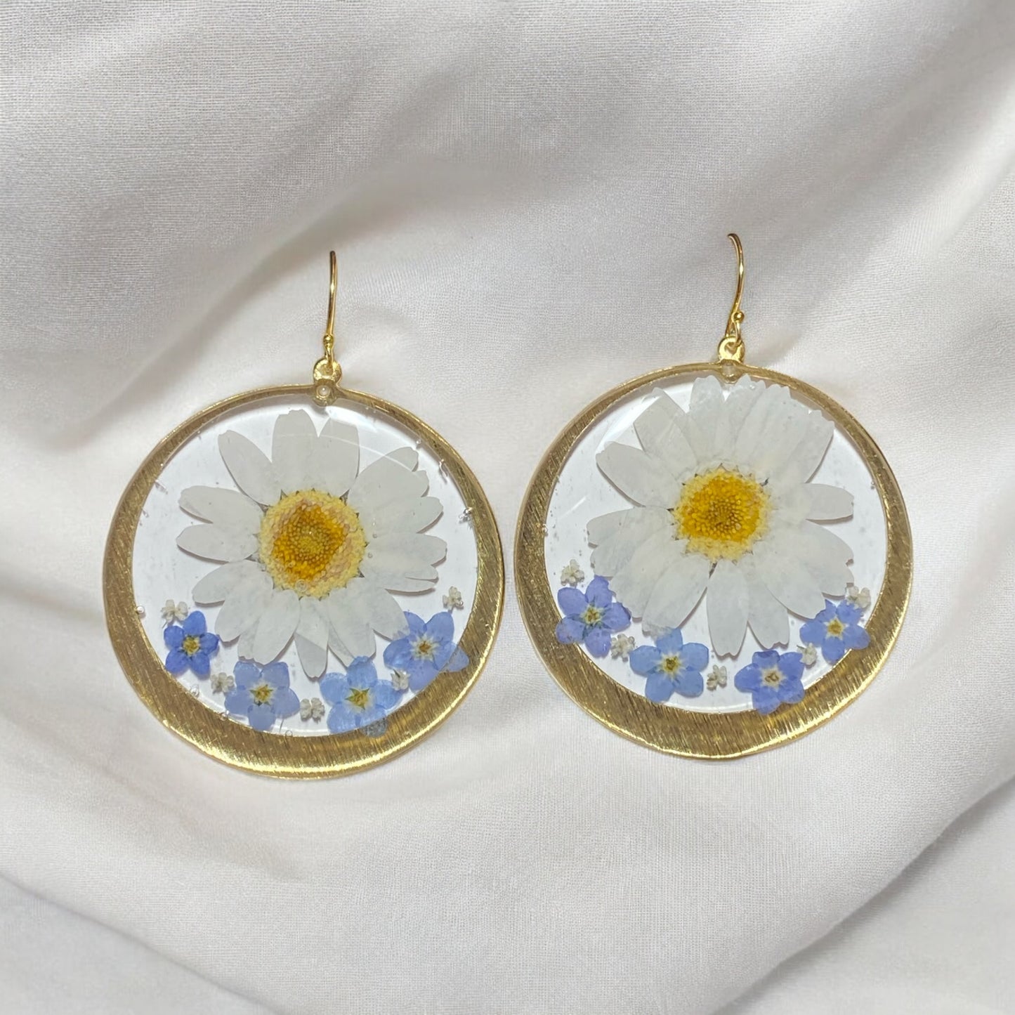 White Daisies and Blue Forget-Me-Nots with pieces of Queen Anne’s Lace