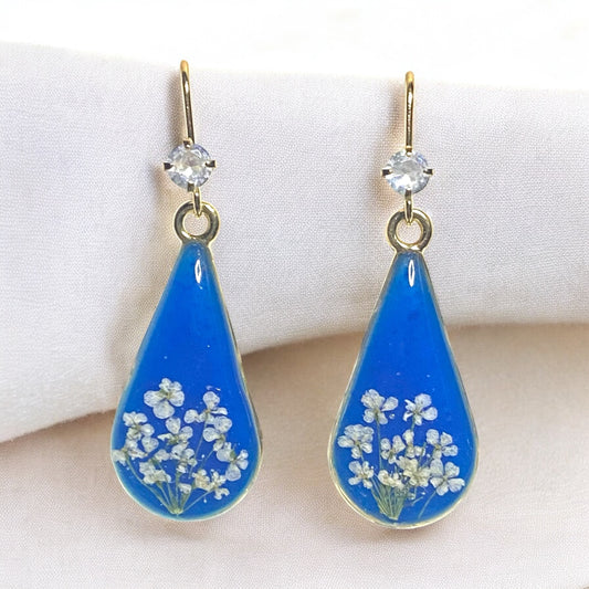 Blue Colored Mica Powder with Queen Anne’s Lace