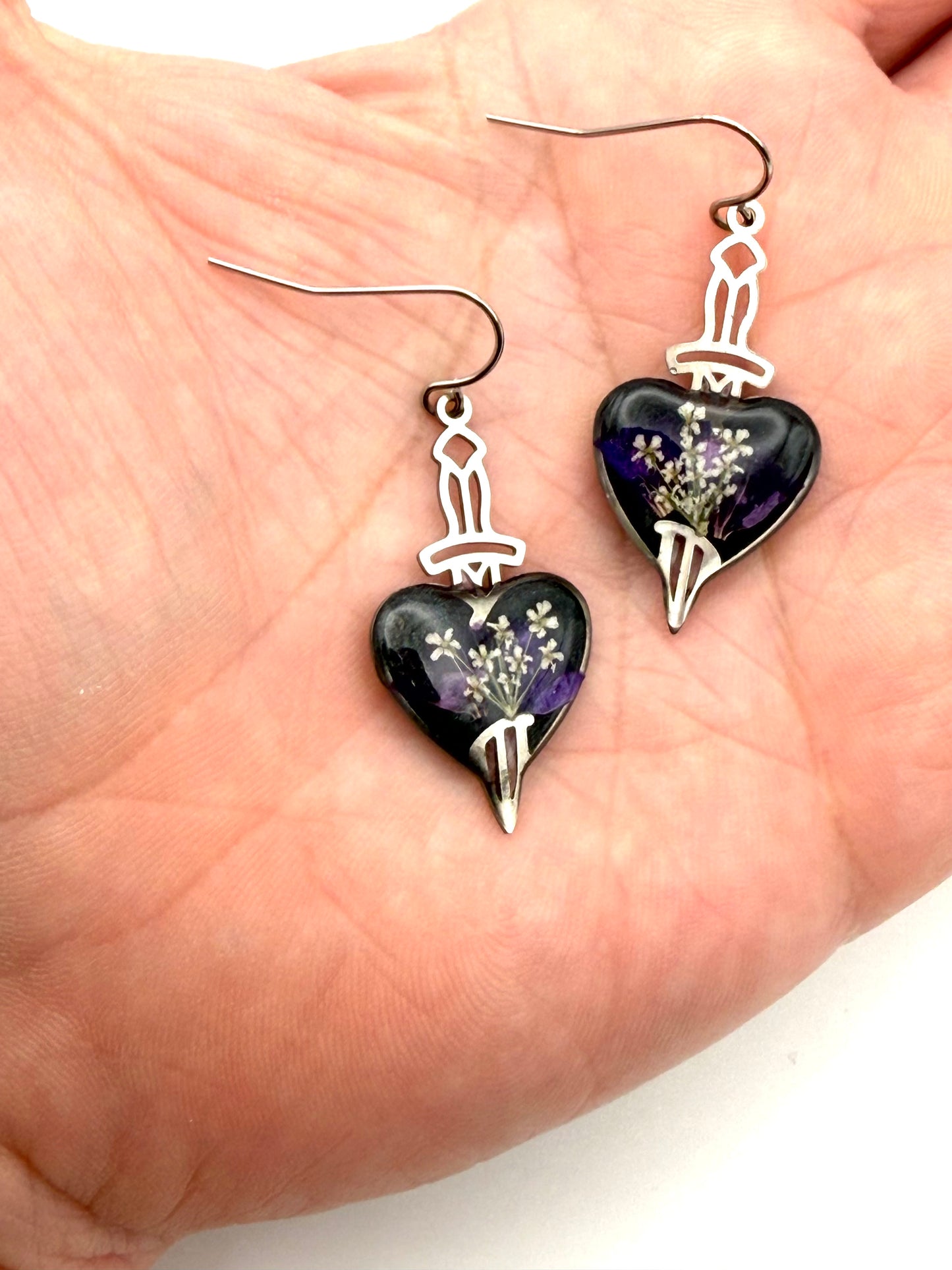 Black Colored Mica Powder with Purple Lattice Flower and Queen Anne’s Lace