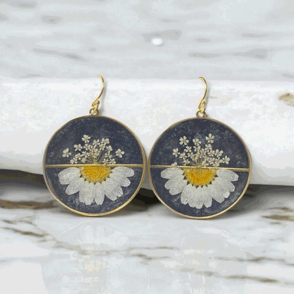 Split Daisy with Queen Anne’s Lace and Black Mica Powder