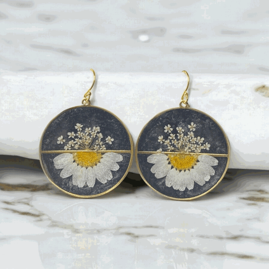 Split Daisy with Queen Anne’s Lace and Black Mica Powder
