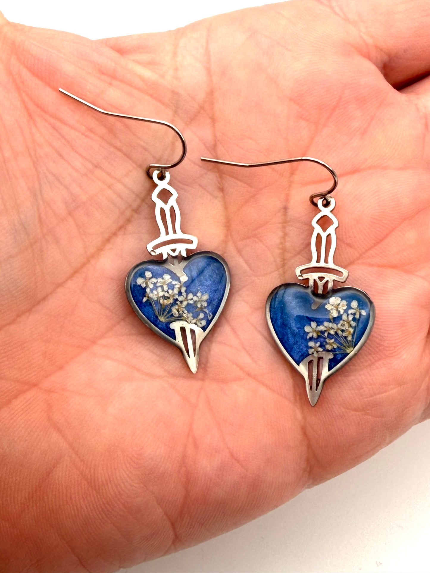 Blue Colored Mica Powder with Queen Anne’s Lace