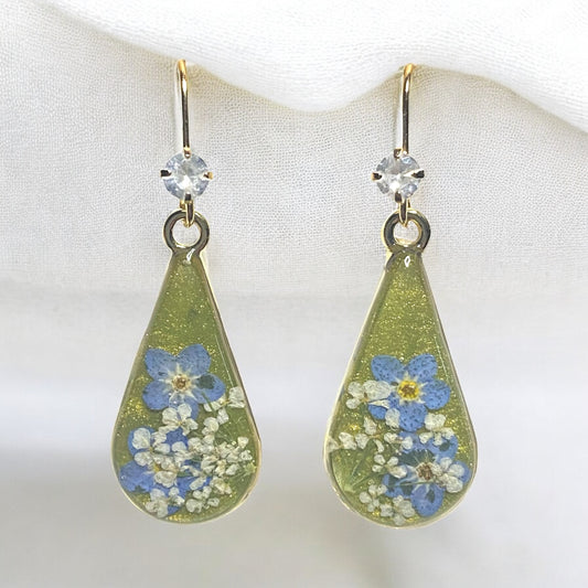 Groovy Green Colored Mica Powder with Blue Forget-Me-Nots and Queen Anne’s Lace