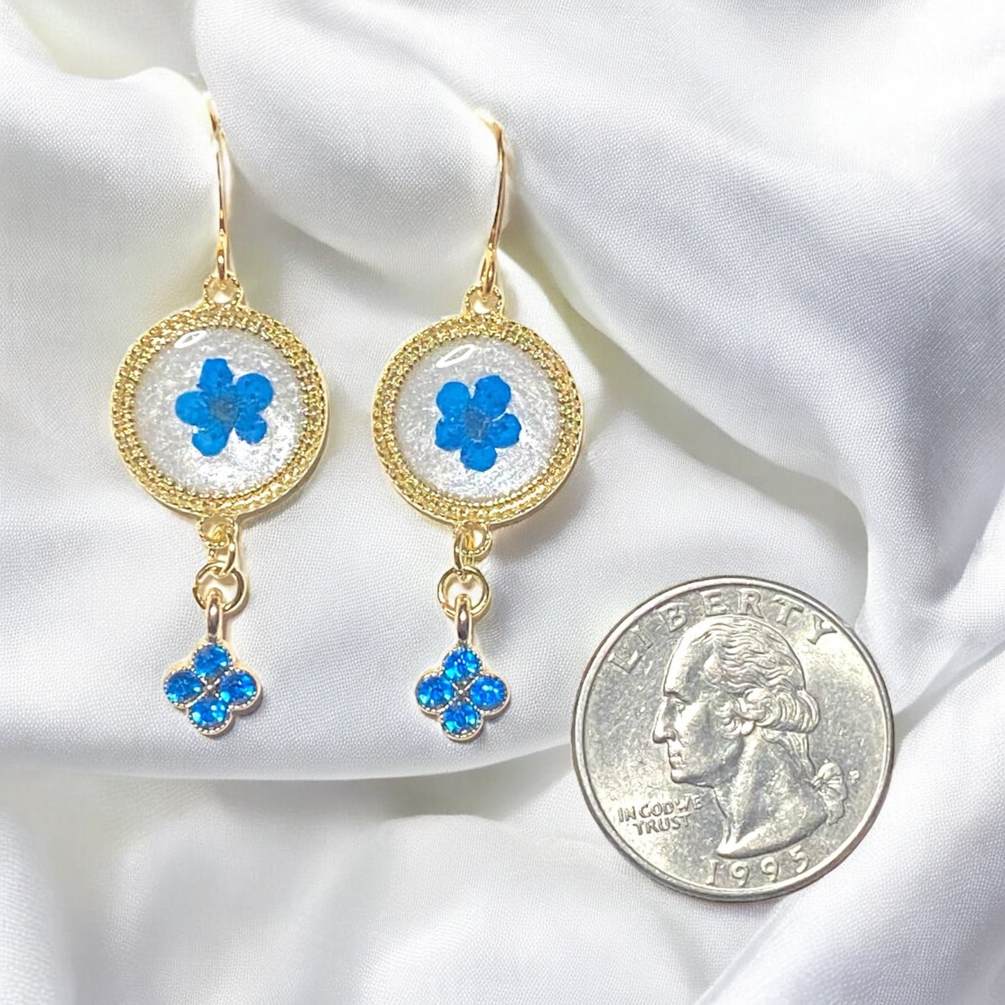 Opal-/White Colored Mica Powder with Blue Plum Blossoms and a Blue Rhinestone Charm