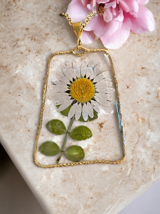 Daisy with Dry Pressed Prickly Leaves Necklace