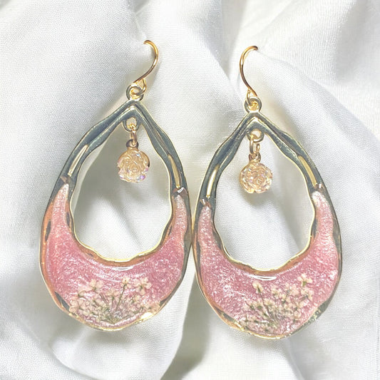 Light Pink Colored Mica Powder with Queen Anne’s Lace