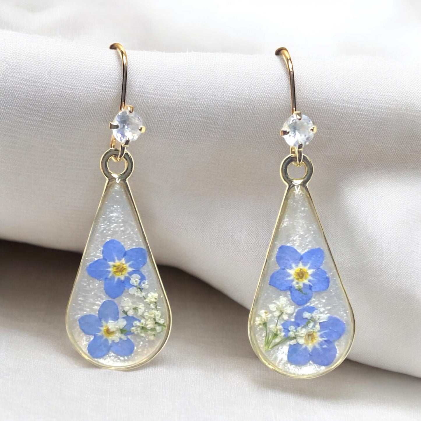 Opal/White Colored Mica Powder with Blue Forget-Me-Nots and Queen Anne’s Lace