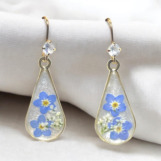 Opal/White Colored Mica Powder with Blue Forget-Me-Nots and Queen Anne’s Lace