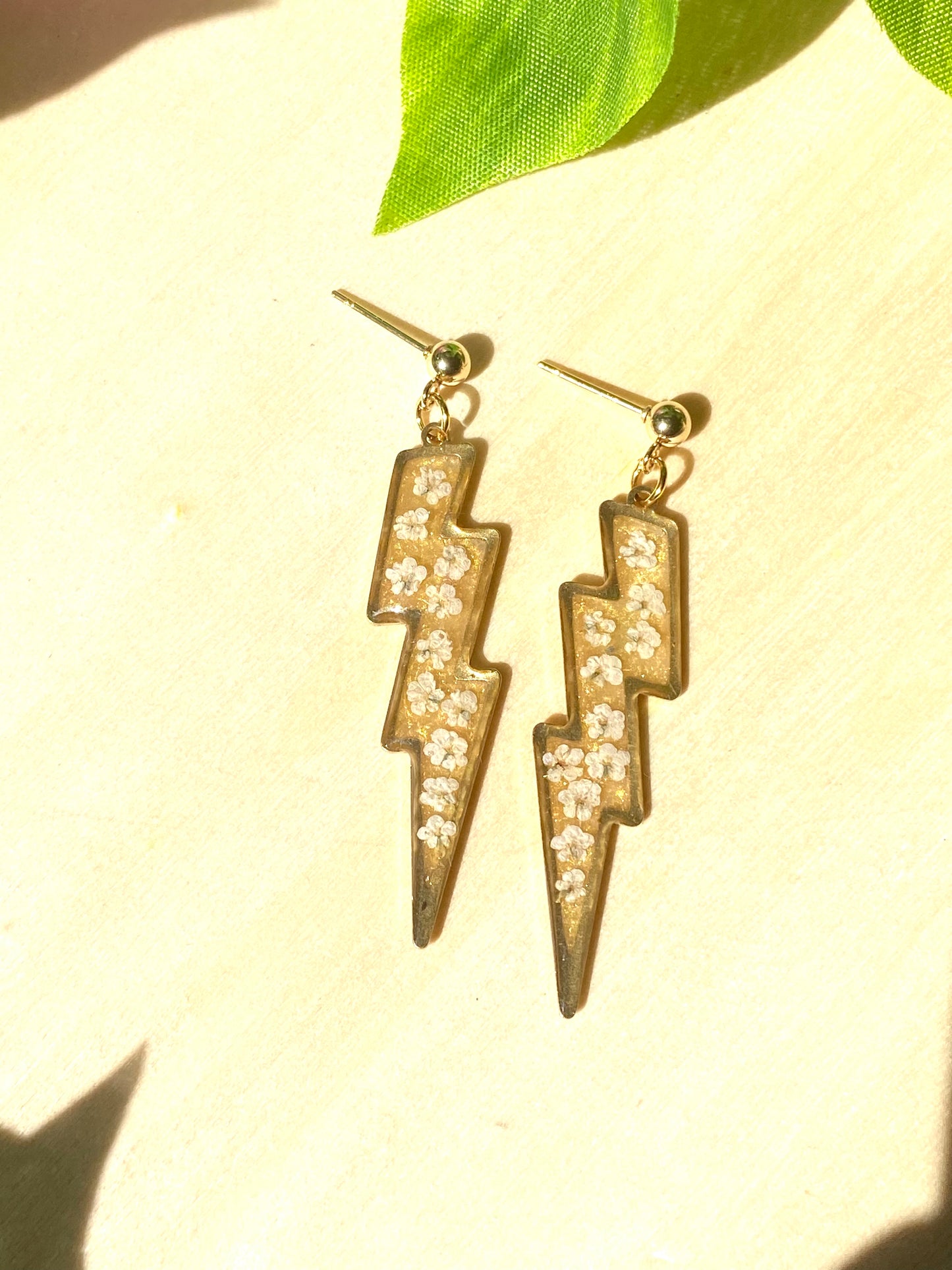 Gold Mica Powder in Lightening Blot Bezels with Pieces of Queen Anne’s Lace