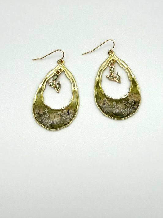 Green Mica Powder with Lily of the Valley and Queen Anne’s Lace with a Green and Gold Leaf Charm