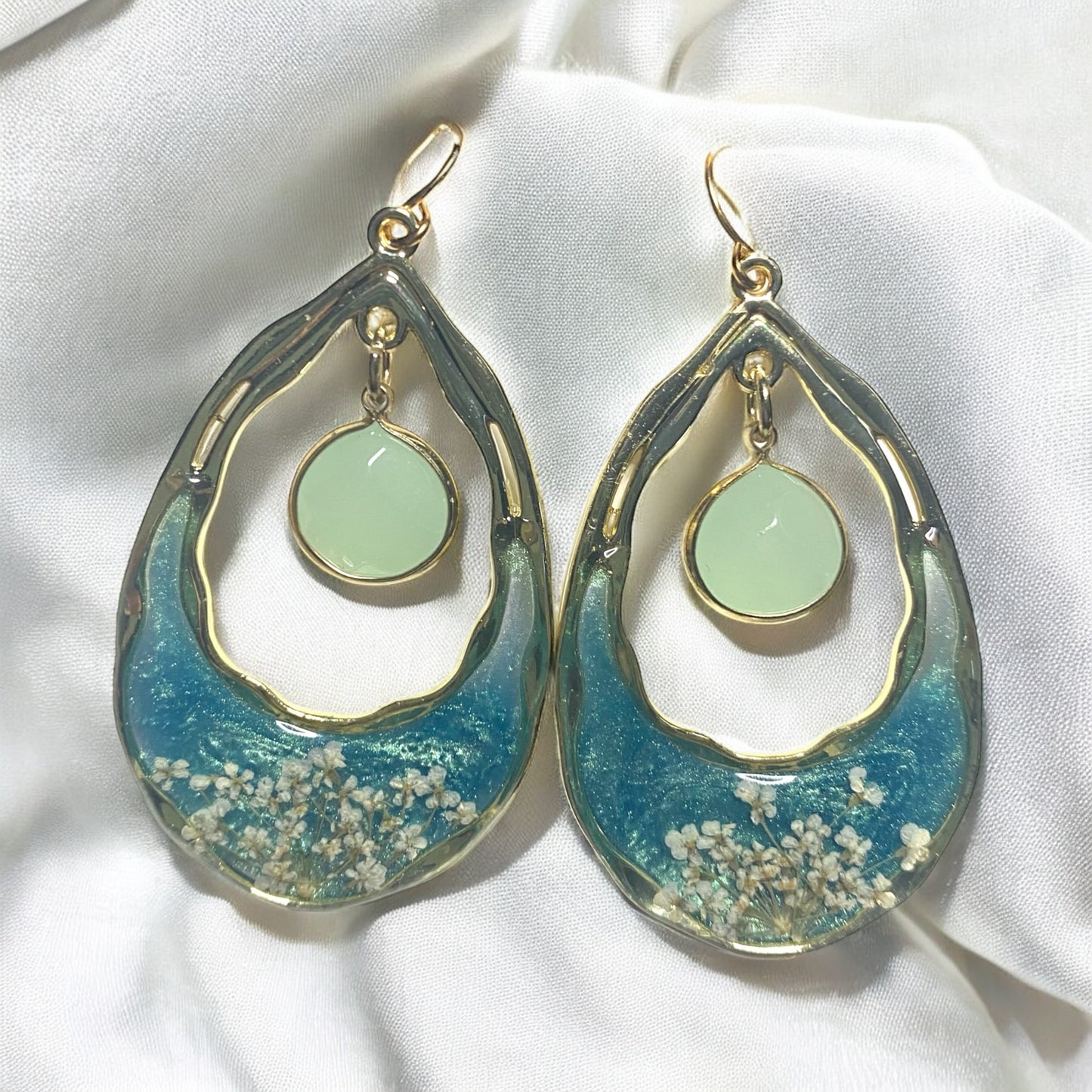 Teal Colored Mica Powder with Queen Anne’s Lace