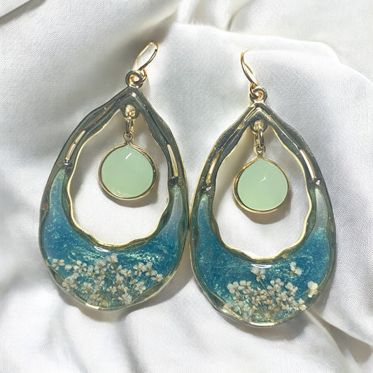 Teal Colored Mica Powder with Queen Anne’s Lace