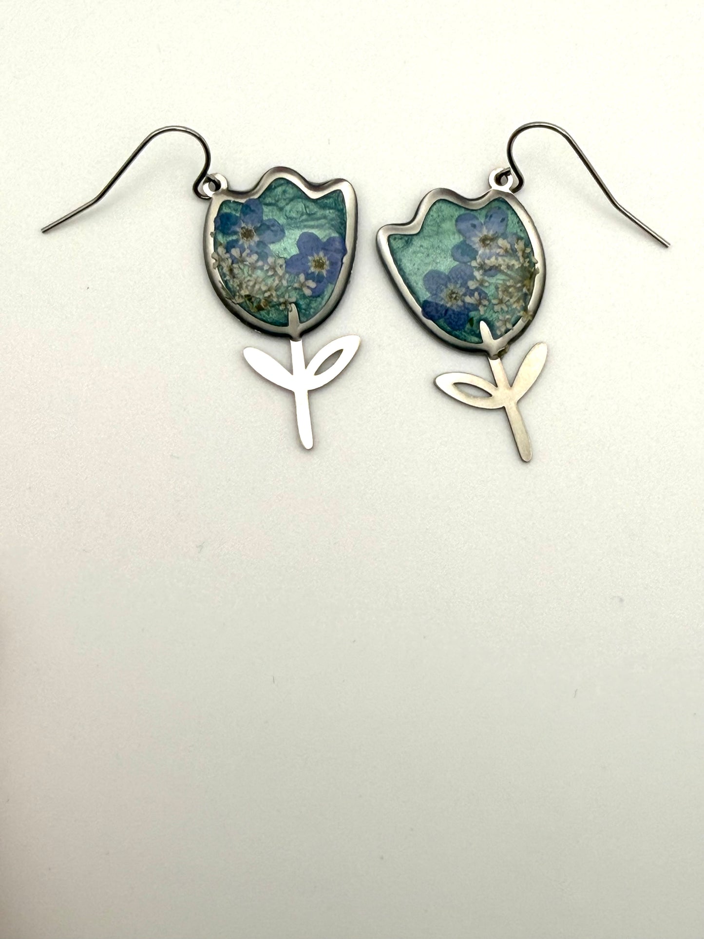 Teal Colored Mica Powder with Forget-Me-Nots and Queen Anne’s Lace