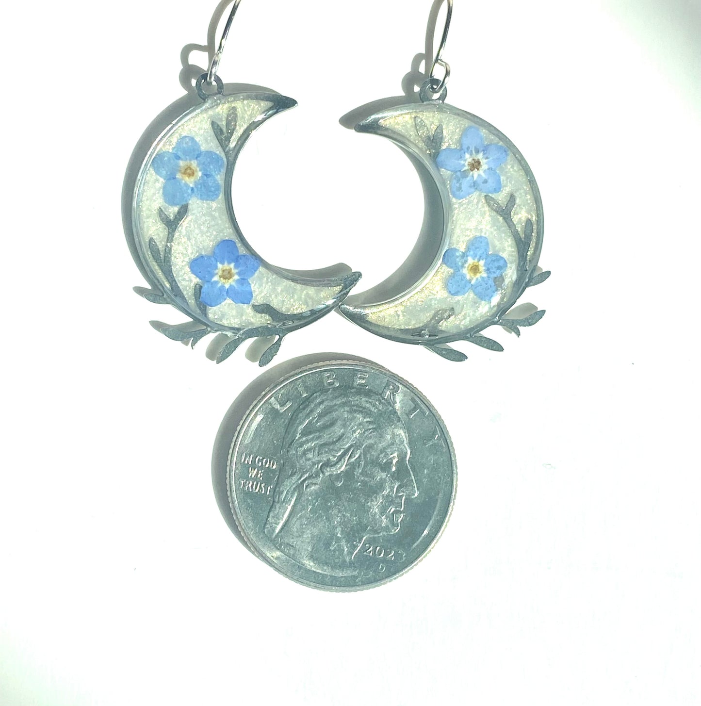 White Opal Mica Powder with Blue Forget-Me-Nots
