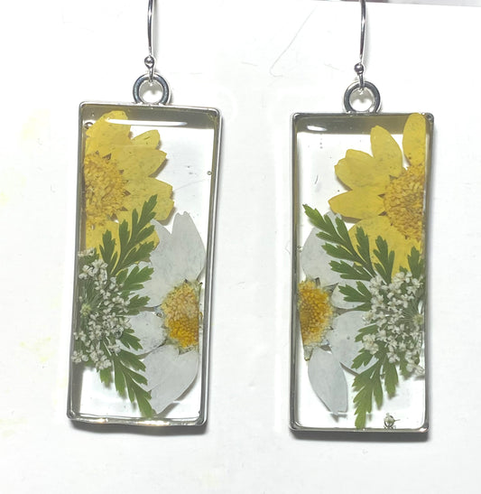 Split Yellow and White Daisies with Dried Fern and Queen Anne’s Lace