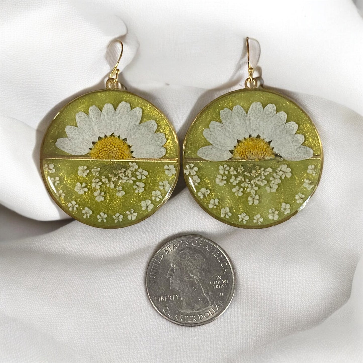 Split Daisy with Queen Anne’s Lace and Green Mica Powder