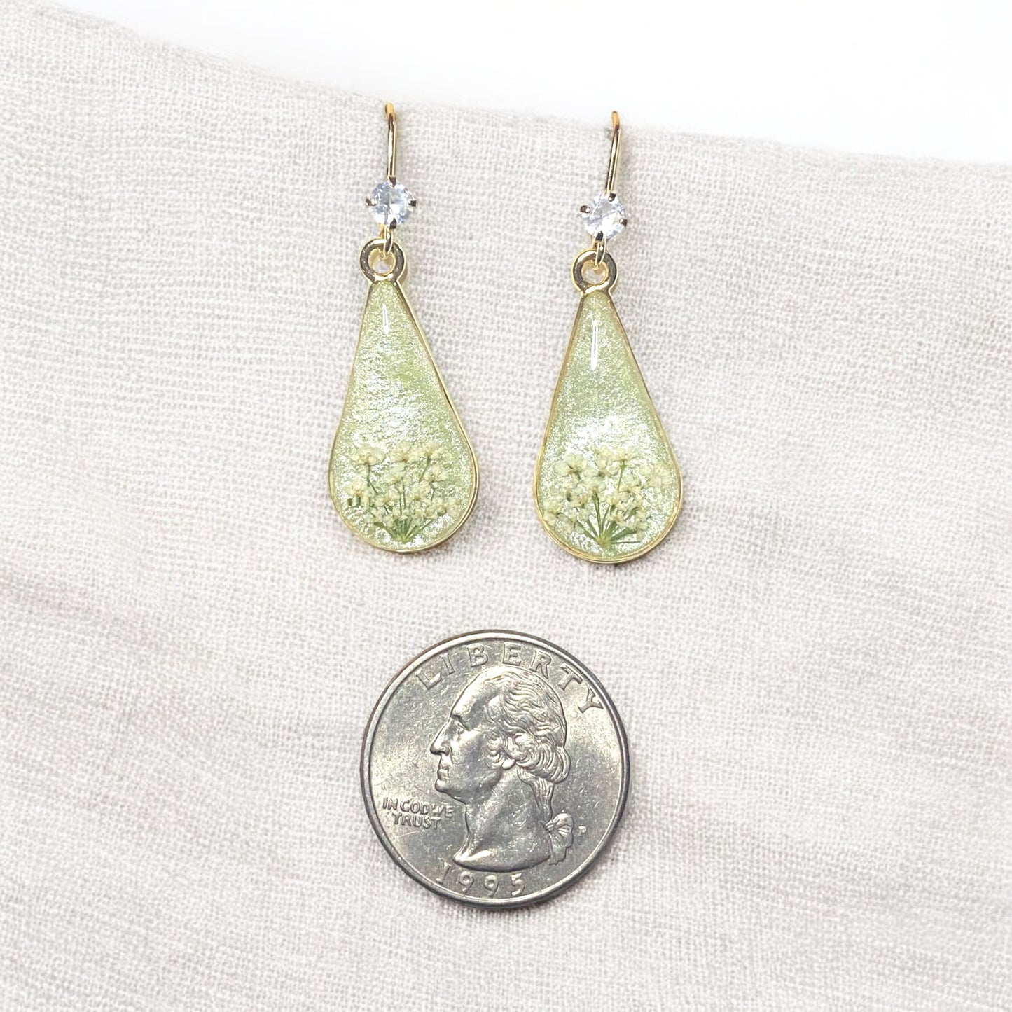 Light Green Colored Mica Powder with Queen Anne’s Lace