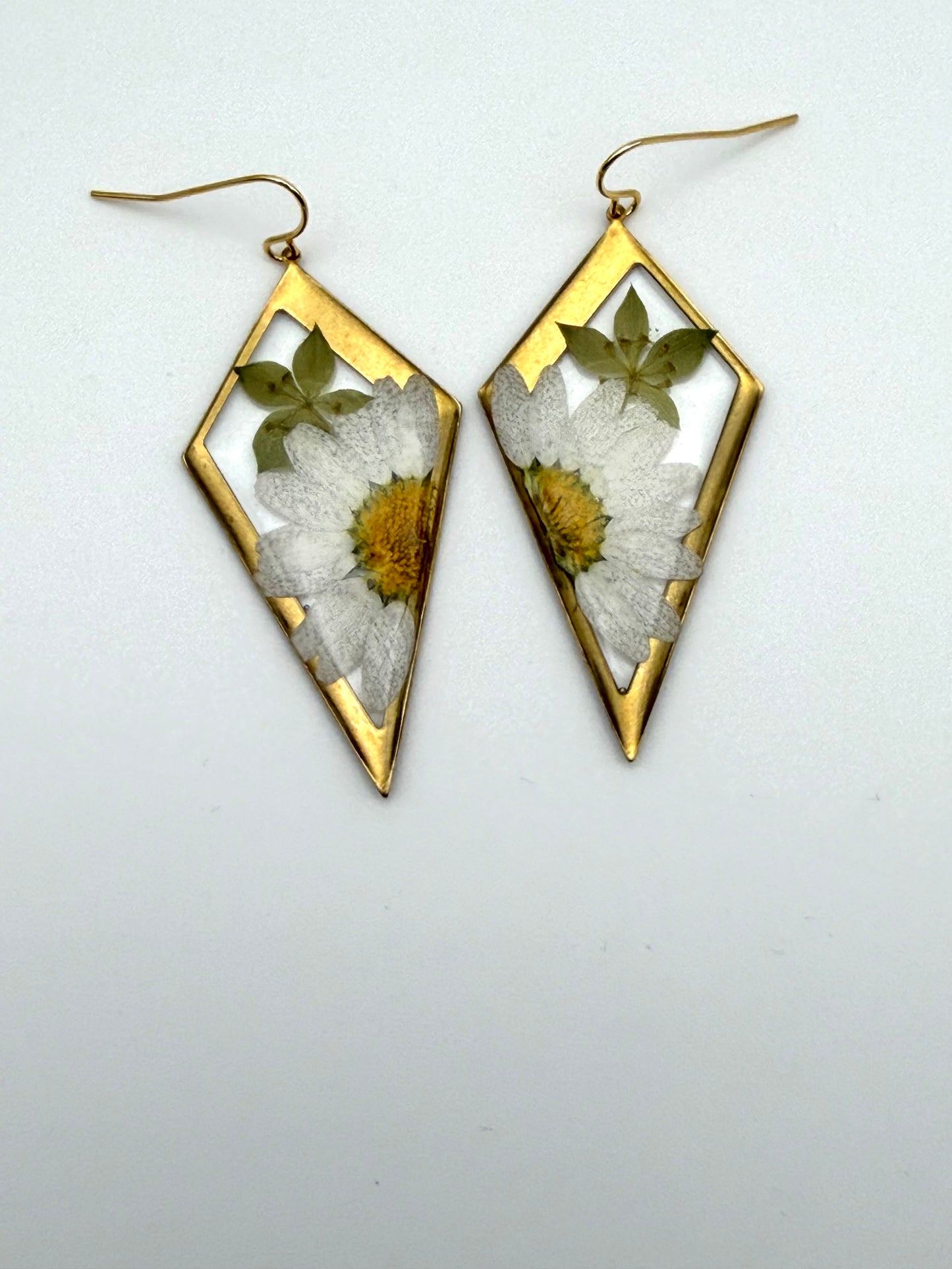 Split Daisy with Mini Green Hydrangeas